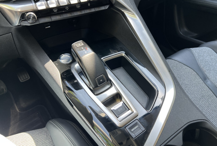 Peugeot 3008 1.2 130 Allure EAT8 / Distribution OK / Suivi 100% Peugeot / Carplay / Caméra / Keyless