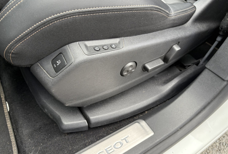Peugeot 3008 GT 300 cv HYBRID 4 e-EAT8 * Toit Ouvrant * Carplay * Caméra * Hayon Elec * Keyless