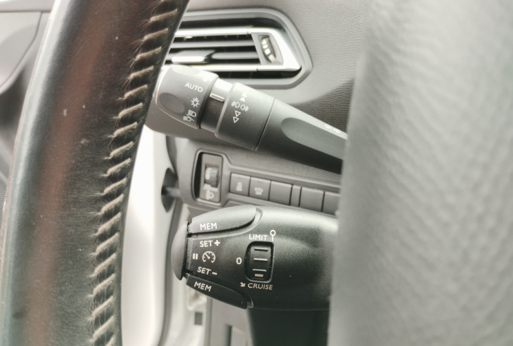 Peugeot 308 1.6 BlueHDi 100 S&S Style BVM5 / Historique complet