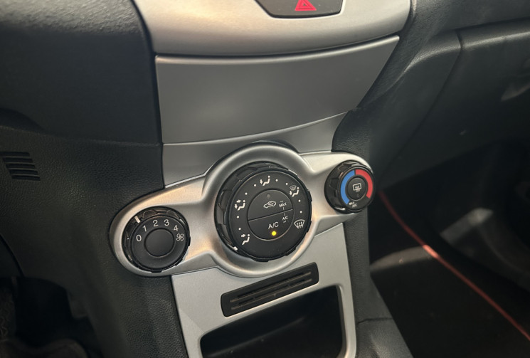 Ford Fiesta 1.2 82 CH CLIM/ DISTRIBUTION OK