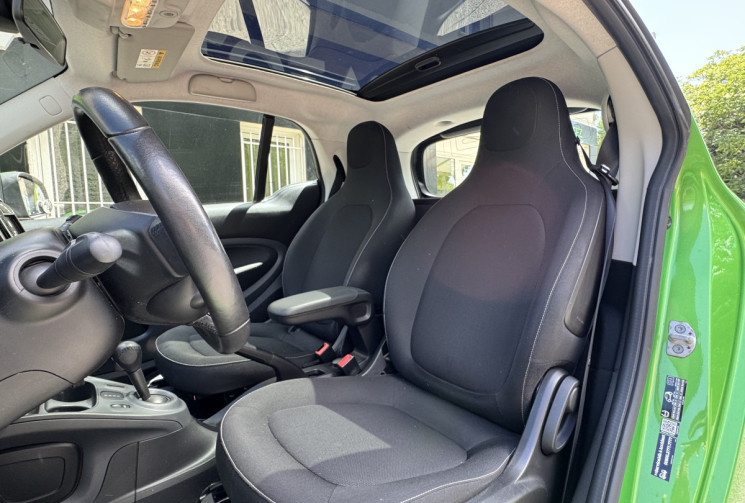 SMART Fortwo Coupé EQ 82 ch Electrique PASSION 17,6kWh / Toit panoramique / Camera / GPS