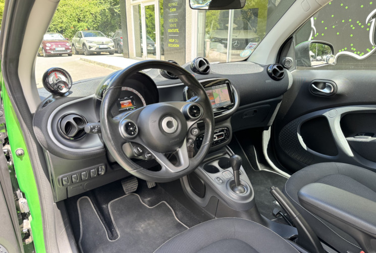 SMART Fortwo Coupé EQ 82 ch Electrique PASSION 17,6kWh / Toit panoramique / Camera / GPS