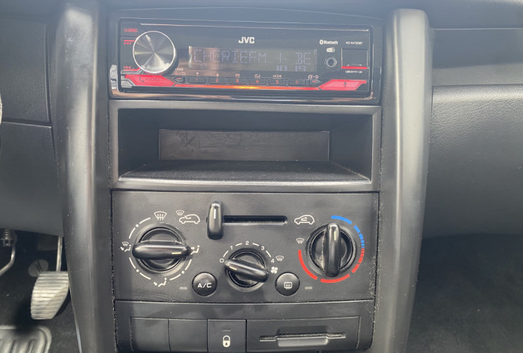 Peugeot 207 1.4 vti 95 / Bluetooth / Climatisation