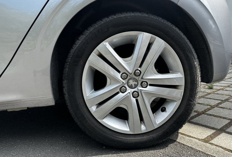 Peugeot 208 1.5 BLUEHDI 100ch Signature 1ère 