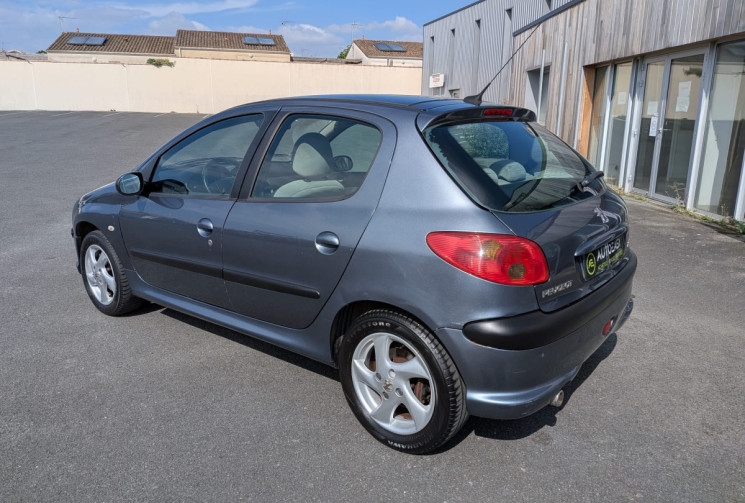 Peugeot 206  1.6 i 16V 110  / IDEAL JEUNE CONDUCTEUR / GARANTIE 12 MOIS