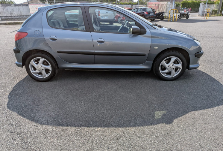 Peugeot 206  1.6 i 16V 110  / IDEAL JEUNE CONDUCTEUR / GARANTIE 12 MOIS