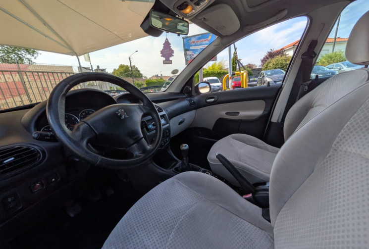 Peugeot 206  1.6 i 16V 110  / IDEAL JEUNE CONDUCTEUR / GARANTIE 12 MOIS