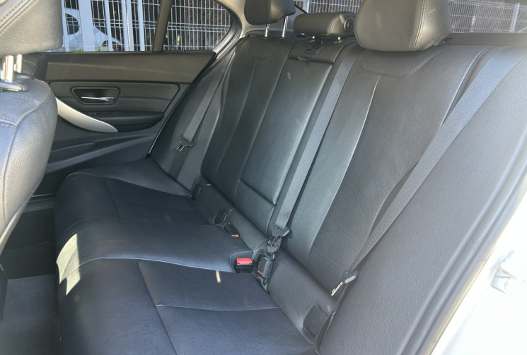BMW Série 3 (F30) Berline 320d 2.0 d 184 business Bluetooth / Radar arrière / moteur à chaîne 