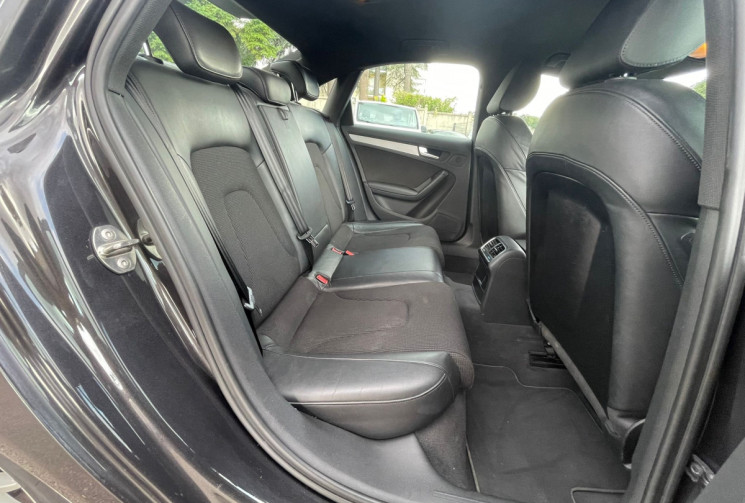 Audi A4 2.0 TDI / 143 CH / S LINE