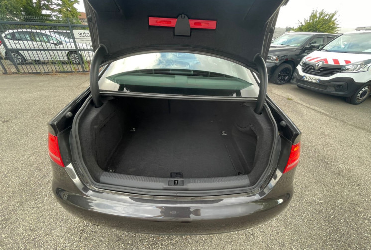 Audi A4 2.0 TDI / 143 CH / S LINE