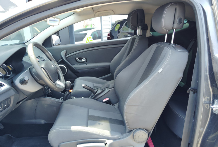 Renault Megane Coupé 1.9 dCi 130ch FAP Dynamique eco² Euro5 Renault Megane Coupé 1.9 dCi 130ch FAP Dynamique eco² Euro5