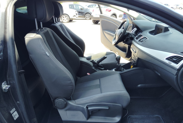 Renault Megane Coupé 1.9 dCi 130ch FAP Dynamique eco² Euro5 Renault Megane Coupé 1.9 dCi 130ch FAP Dynamique eco² Euro5