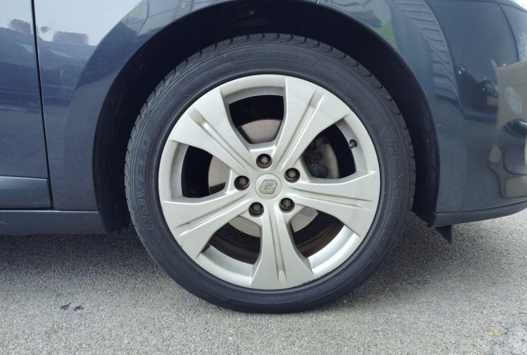 Renault Megane Coupé 1.9 dCi 130ch FAP Dynamique eco² Euro5 Renault Megane Coupé 1.9 dCi 130ch FAP Dynamique eco² Euro5