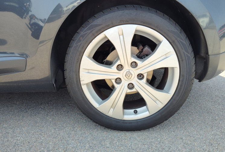 Renault Megane Coupé 1.9 dCi 130ch FAP Dynamique eco² Euro5 Renault Megane Coupé 1.9 dCi 130ch FAP Dynamique eco² Euro5