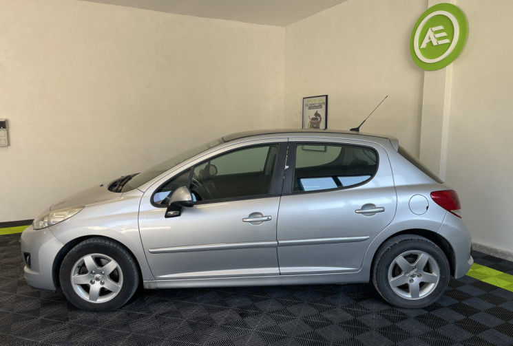 Peugeot 207 1.4 VTi 16v Série Millesim 200 5p // TOIT PANORAMIQUE - BLUETOOTH - CLIMATISATION