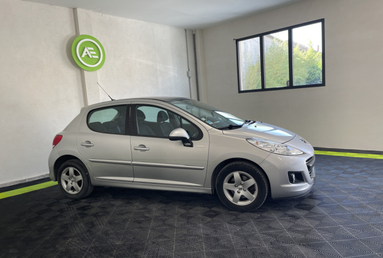 Peugeot 207 1.4 VTi 16v Série Millesim 200 5p // TOIT PANORAMIQUE - BLUETOOTH - CLIMATISATION