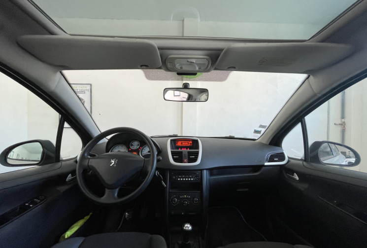 Peugeot 207 1.4 VTi 16v Série Millesim 200 5p // TOIT PANORAMIQUE - BLUETOOTH - CLIMATISATION