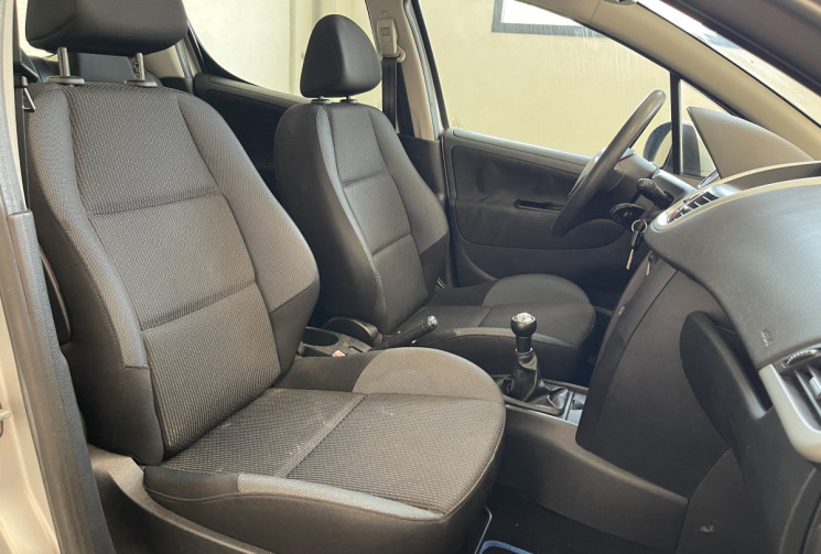 Peugeot 207 1.4 VTi 16v Série Millesim 200 5p // TOIT PANORAMIQUE - BLUETOOTH - CLIMATISATION