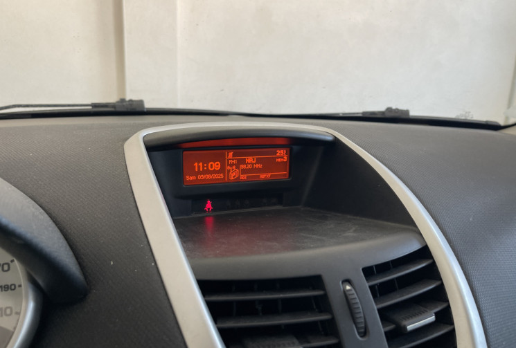 Peugeot 207 1.4 VTi 16v Série Millesim 200 5p // TOIT PANORAMIQUE - BLUETOOTH - CLIMATISATION