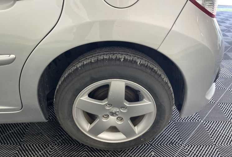 Peugeot 207 1.4 VTi 16v Série Millesim 200 5p // TOIT PANORAMIQUE - BLUETOOTH - CLIMATISATION
