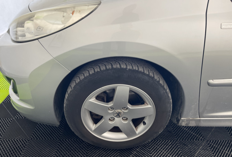 Peugeot 207 1.4 VTi 16v Série Millesim 200 5p // TOIT PANORAMIQUE - BLUETOOTH - CLIMATISATION