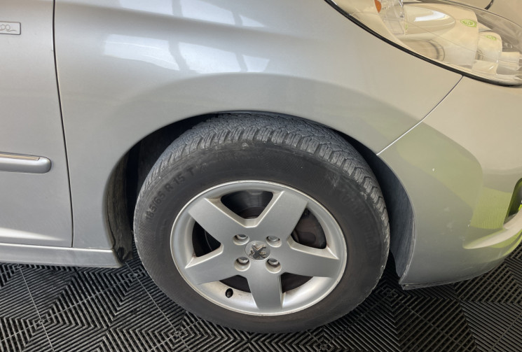 Peugeot 207 1.4 VTi 16v Série Millesim 200 5p // TOIT PANORAMIQUE - BLUETOOTH - CLIMATISATION