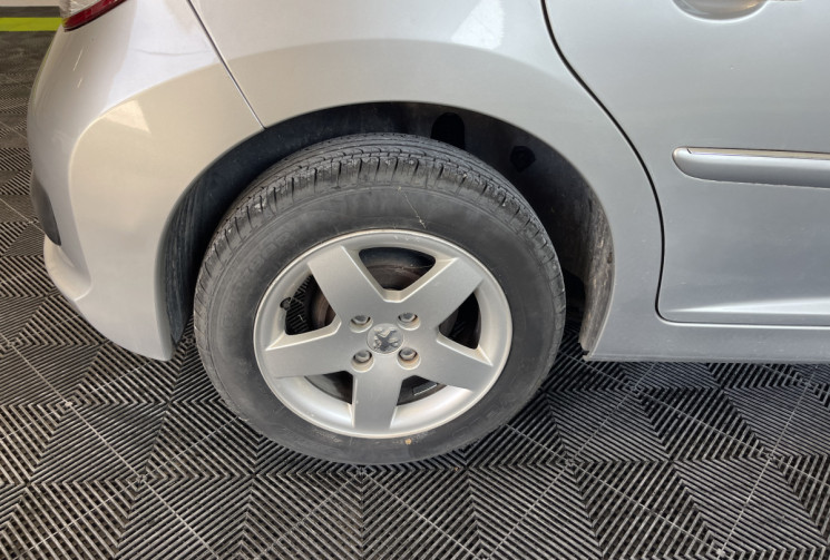 Peugeot 207 1.4 VTi 16v Série Millesim 200 5p // TOIT PANORAMIQUE - BLUETOOTH - CLIMATISATION