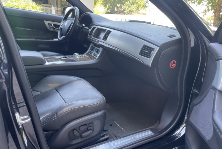 Jaguar XF SportBrake 2.2 D 200 R-Sport * Entretien à jour / Toit ouvrant / Caméra / Sièges chauffant