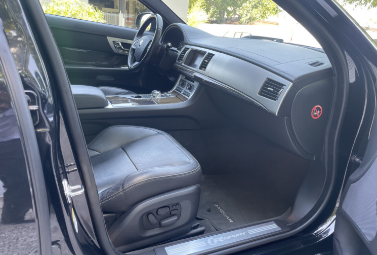 Jaguar XF SportBrake 2.2 D 200 R-Sport * Entretien à jour / Toit ouvrant / Caméra / Sièges chauffant