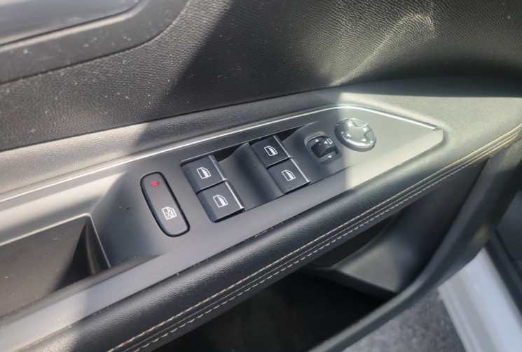 Peugeot 3008 II Phase 2 1.5 BlueHDi EAT8 S&S 130 cv Boîte auto GT