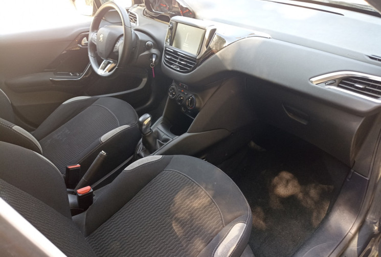 Peugeot 208 1.2L 82CH STYLE - Distrib à jour - Clim - Bluetooth - Gtie 12 mois