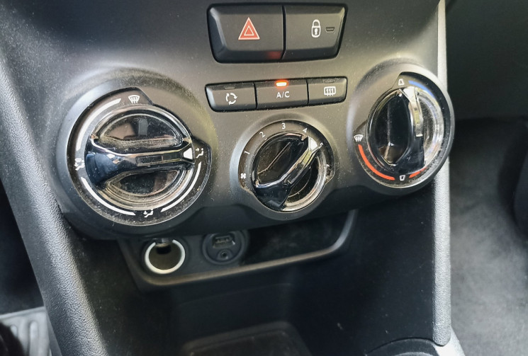 Peugeot 208 1.2L 82CH STYLE - Distrib à jour - Clim - Bluetooth - Gtie 12 mois