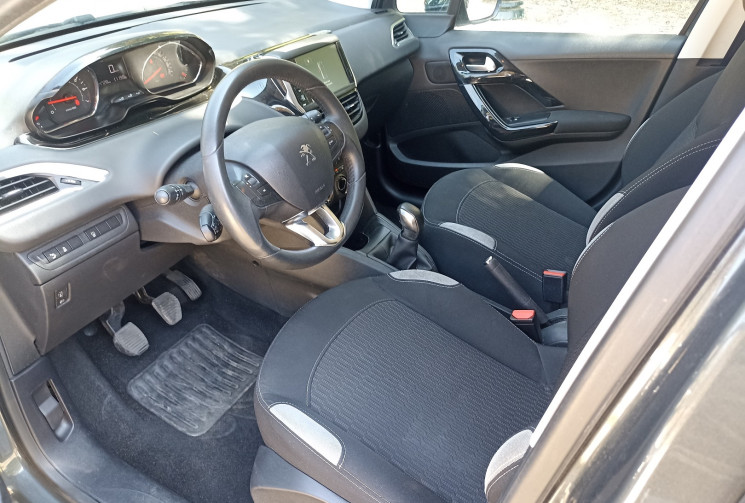 Peugeot 208 1.2L 82CH STYLE - Distrib à jour - Clim - Bluetooth - Gtie 12 mois