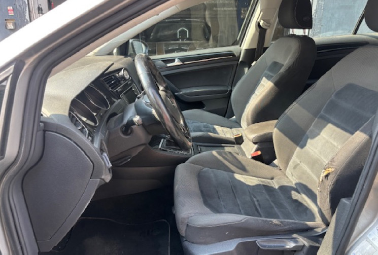 Volkswagen Golf VII confortline 5 Portes 1.6TDI Blue Motion DSG7 S&S 105 cv / GPS / DETECTEUR AV AR