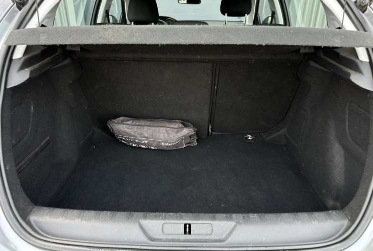 Peugeot 308 1.2 110cv ACTIVE - DISTRIBUTION NEUVE - RADAR 