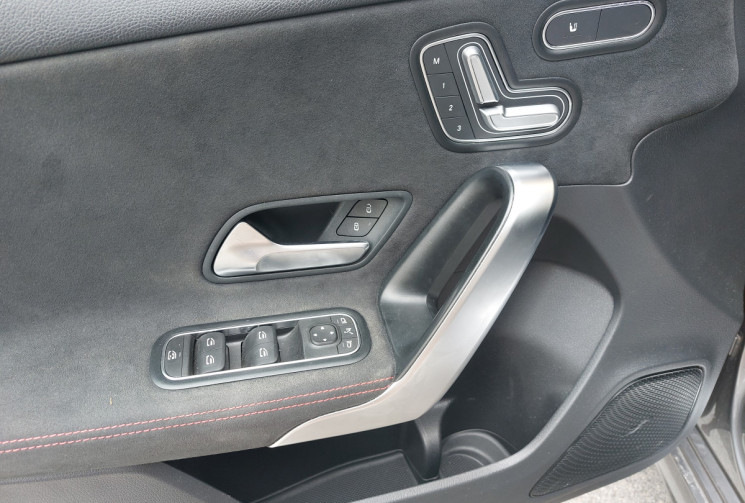 Mercedes Classe A 180D 116  CH AMG LINE TOIT PANO OUVRANT SIEGES ELECTRIQUES A MEMOIRES
