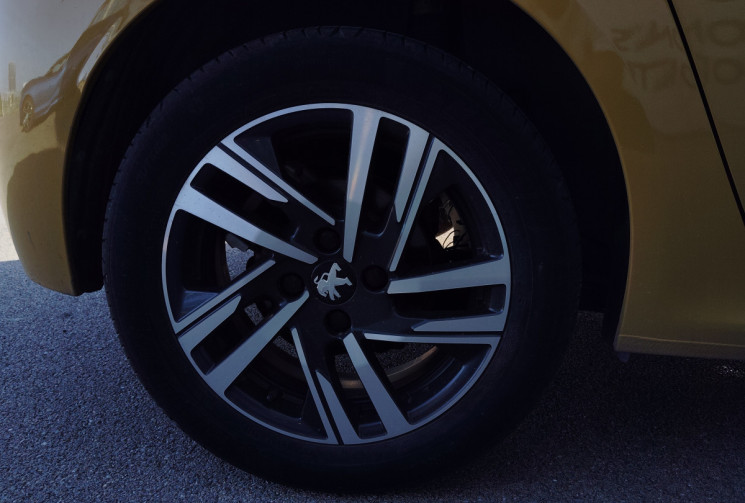 Peugeot 208 1.2 PureTech 100ch S&S ROAD TRIP EAT8