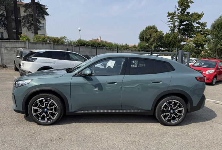 BMW iX2 EDRIVE 20 / PACK PREMIUM 