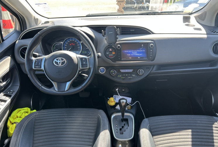 Toyota Yaris III (2) HYBRID 100H DESIGN 5P * ENTRETIEN TOYOTA * BATTERIE NEUVE * GPS * CAMERA