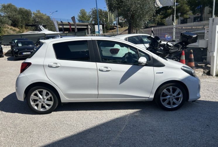 Toyota Yaris III (2) HYBRID 100H DESIGN 5P * ENTRETIEN TOYOTA * BATTERIE NEUVE * GPS * CAMERA