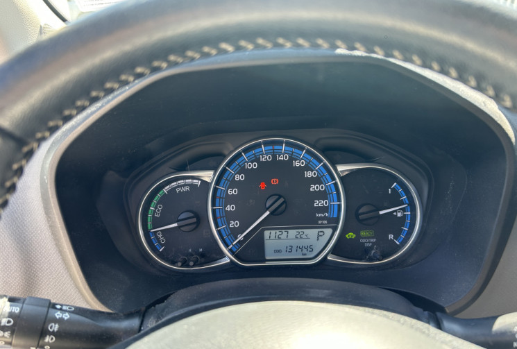 Toyota Yaris III (2) HYBRID 100H DESIGN 5P * ENTRETIEN TOYOTA * BATTERIE NEUVE * GPS * CAMERA