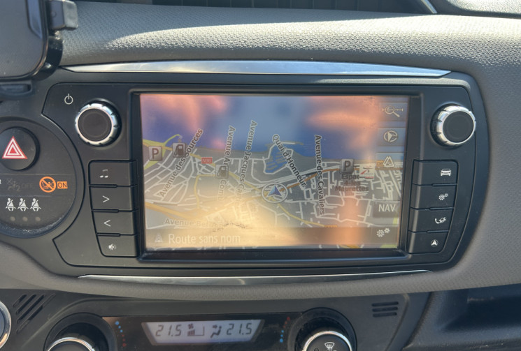 Toyota Yaris III (2) HYBRID 100H DESIGN 5P * ENTRETIEN TOYOTA * BATTERIE NEUVE * GPS * CAMERA