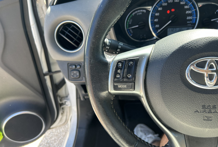 Toyota Yaris III (2) HYBRID 100H DESIGN 5P * ENTRETIEN TOYOTA * BATTERIE NEUVE * GPS * CAMERA