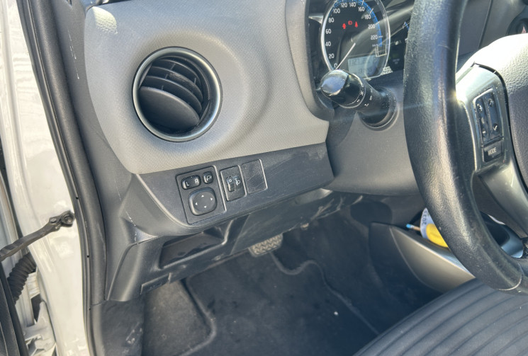 Toyota Yaris III (2) HYBRID 100H DESIGN 5P * ENTRETIEN TOYOTA * BATTERIE NEUVE * GPS * CAMERA