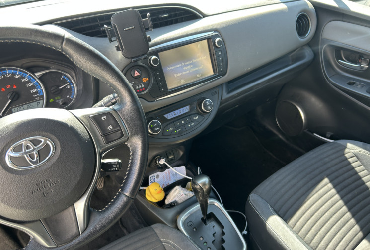Toyota Yaris III (2) HYBRID 100H DESIGN 5P * ENTRETIEN TOYOTA * BATTERIE NEUVE * GPS * CAMERA