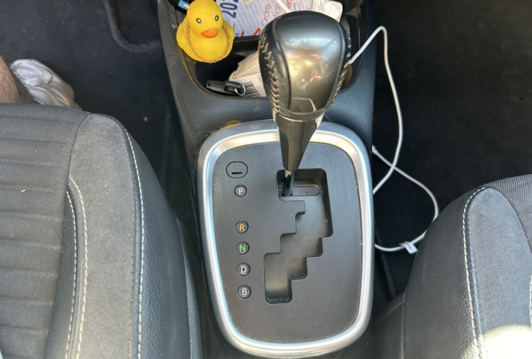 Toyota Yaris III (2) HYBRID 100H DESIGN 5P * ENTRETIEN TOYOTA * BATTERIE NEUVE * GPS * CAMERA