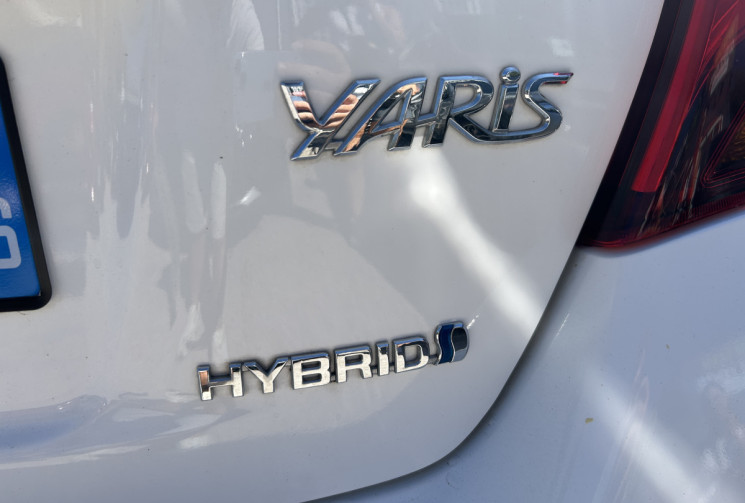 Toyota Yaris III (2) HYBRID 100H DESIGN 5P * ENTRETIEN TOYOTA * BATTERIE NEUVE * GPS * CAMERA
