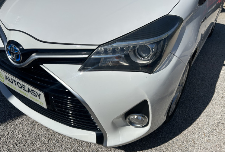 Toyota Yaris III (2) HYBRID 100H DESIGN 5P * ENTRETIEN TOYOTA * BATTERIE NEUVE * GPS * CAMERA