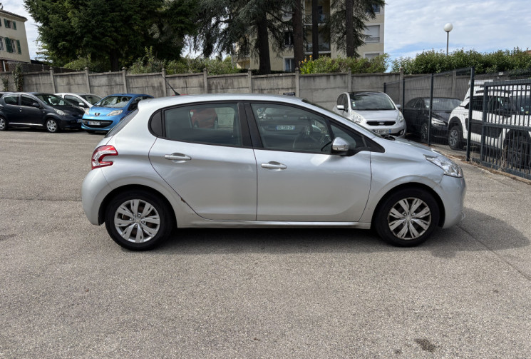 Peugeot 208 1.2 / 82 CH / ACTIVE Peugeot 208 1.2 / 82 CH / ACTIVE