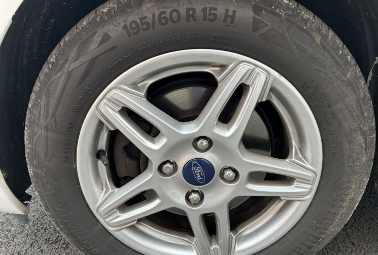 Ford Tourneo Courier Trend 1.0 l essence Distribution OK